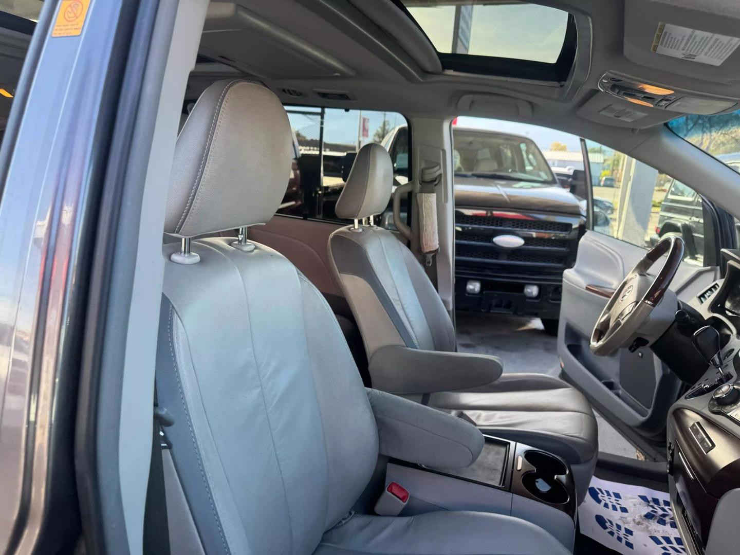 2012 Toyota Sienna XLE photo 29