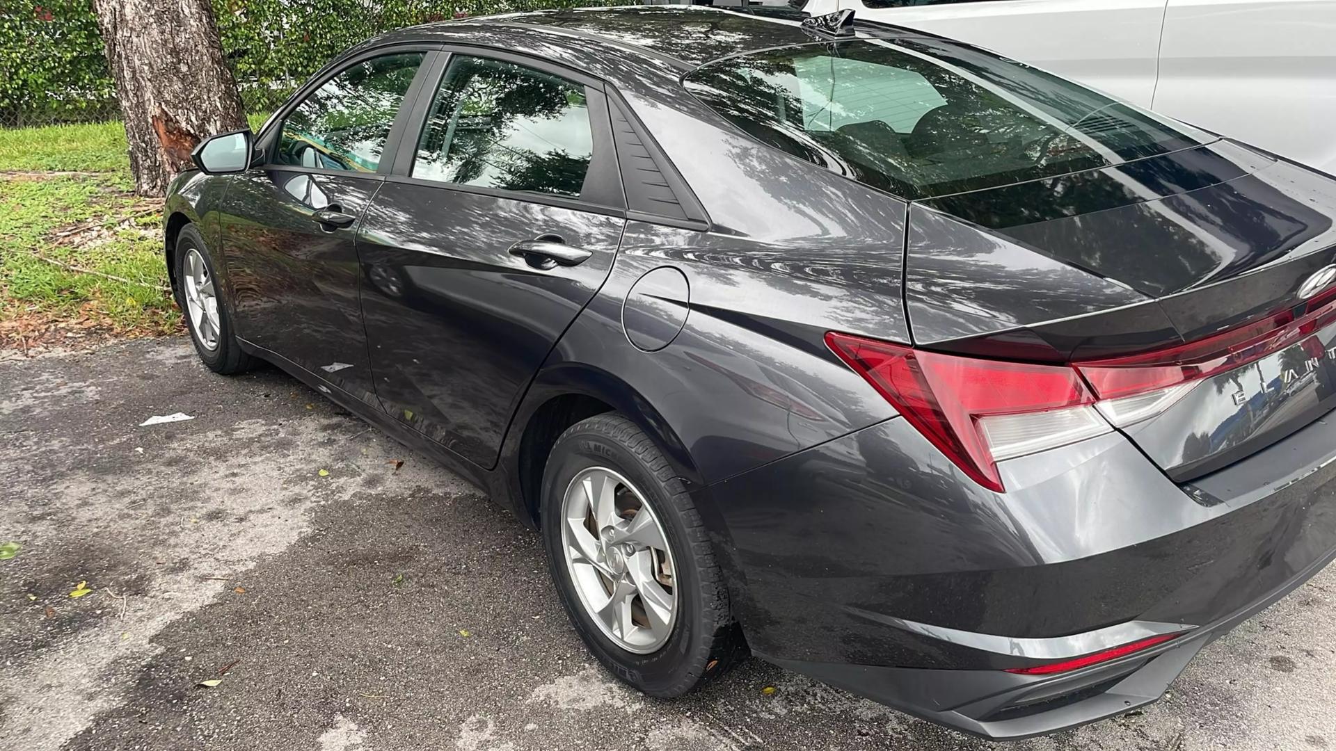 2021 Hyundai Elantra SE photo 3