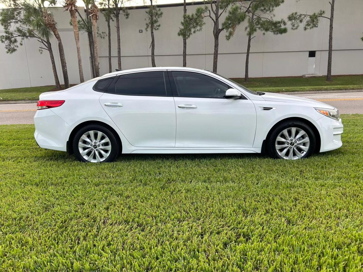 2016 Kia Optima EX photo 7