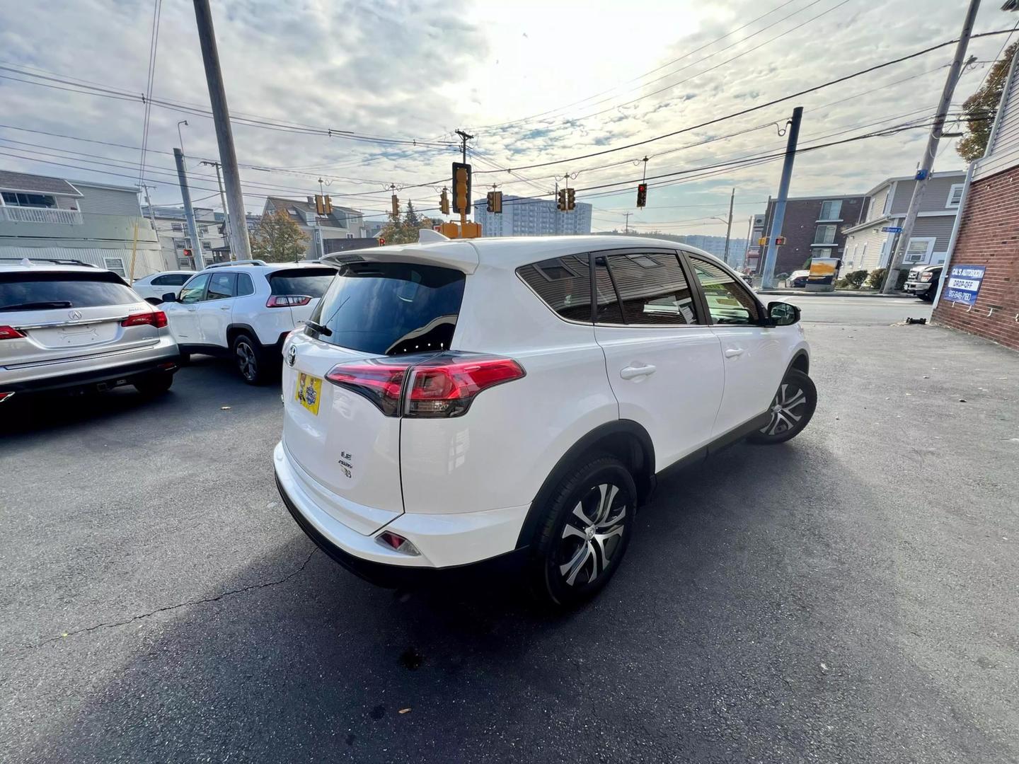 2018 Toyota RAV4 LE photo 5