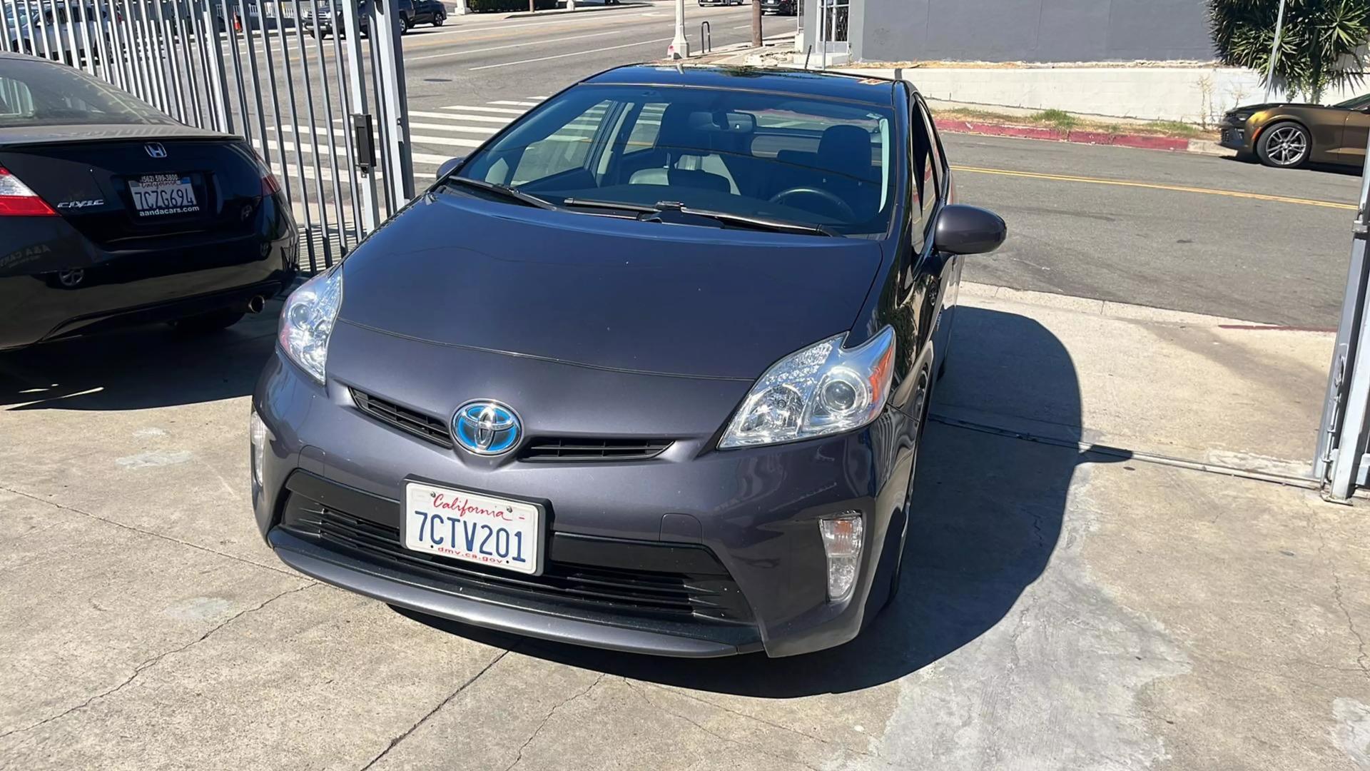 2014 Toyota Prius Four photo 2