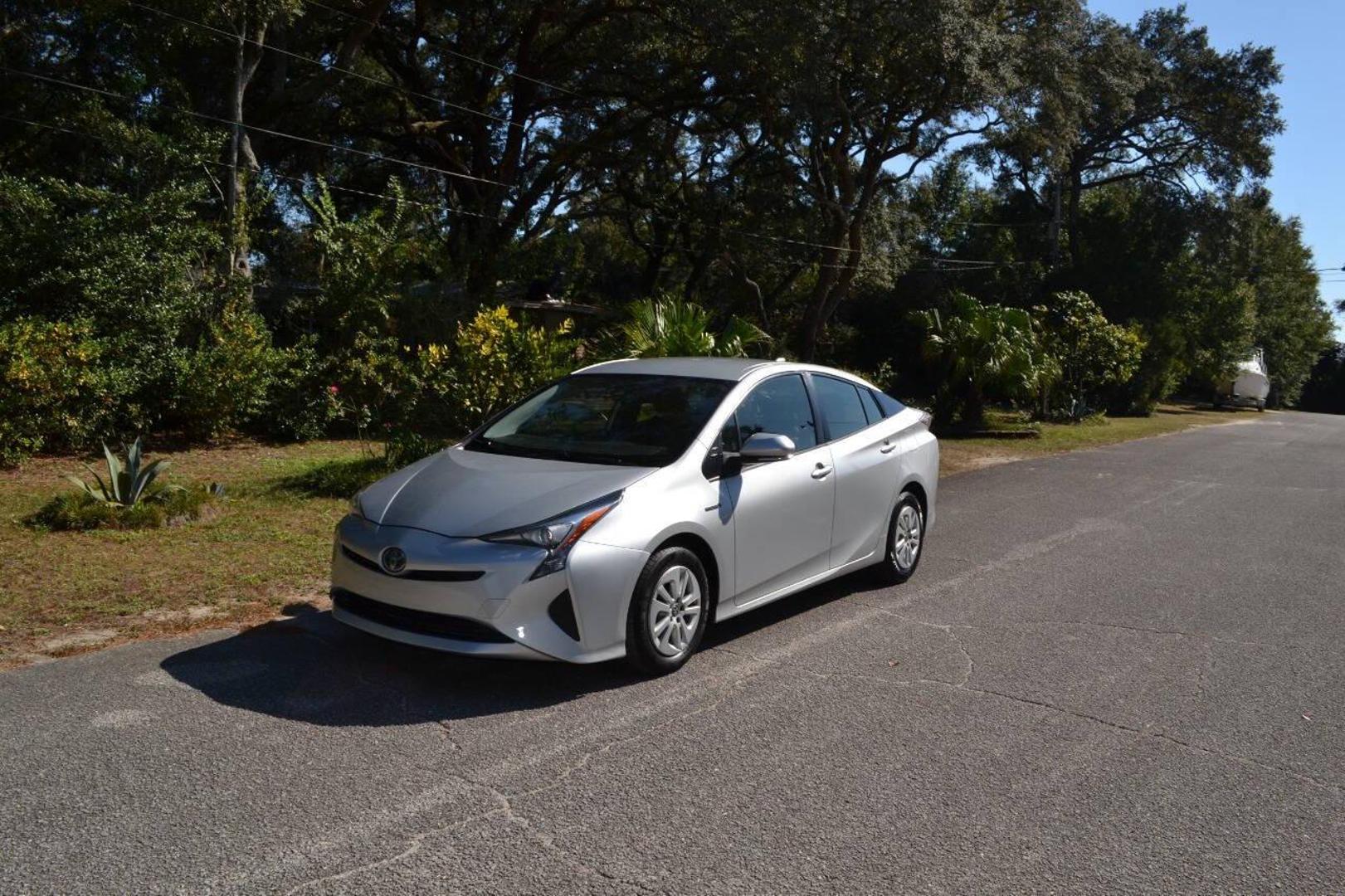 2018 Toyota Prius One photo 2