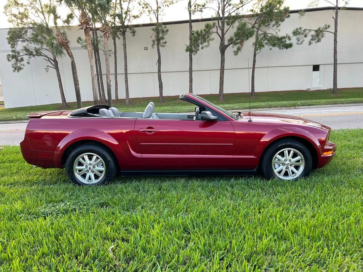 2007 Ford Mustang Premium photo 13