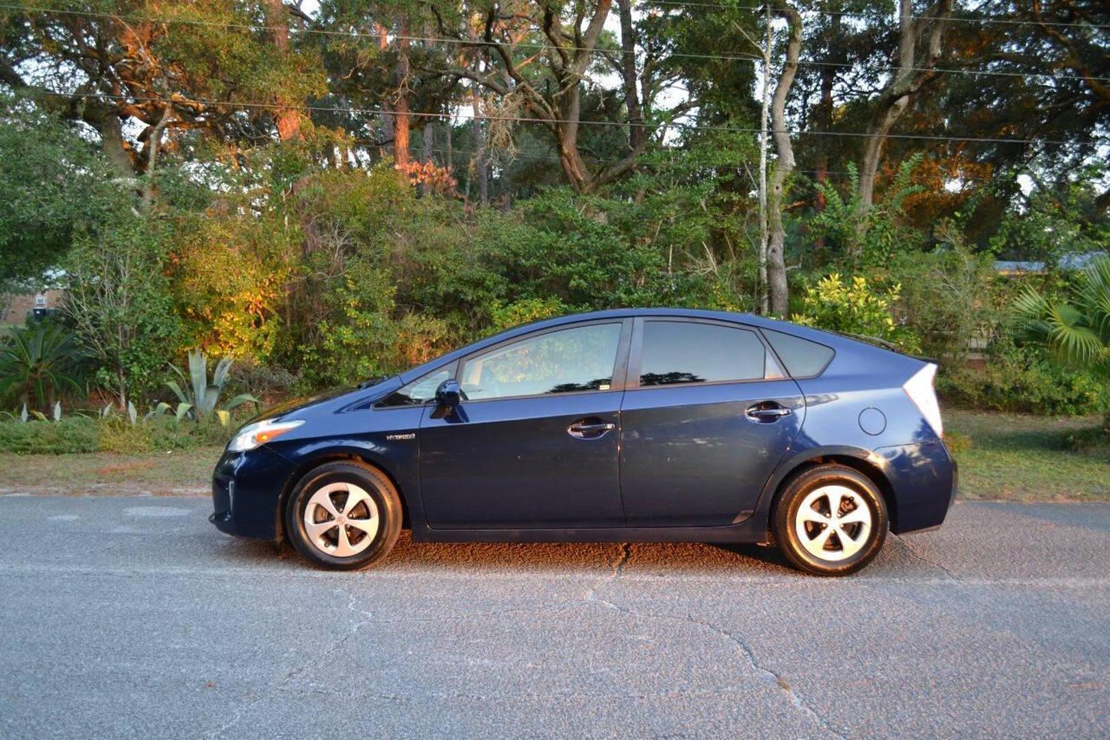 2014 Toyota Prius Four photo 35