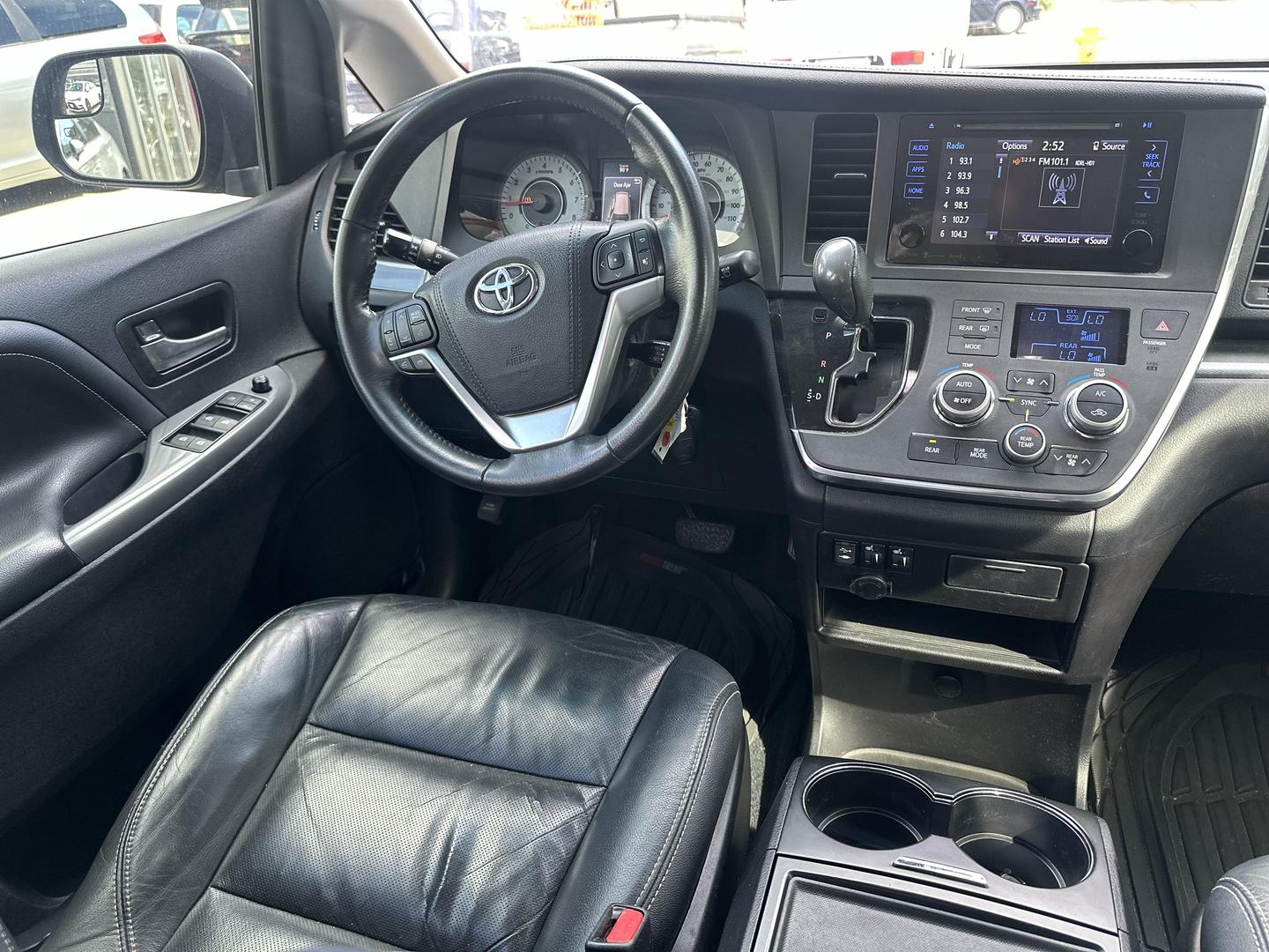 2016 Toyota Sienna SE photo 13