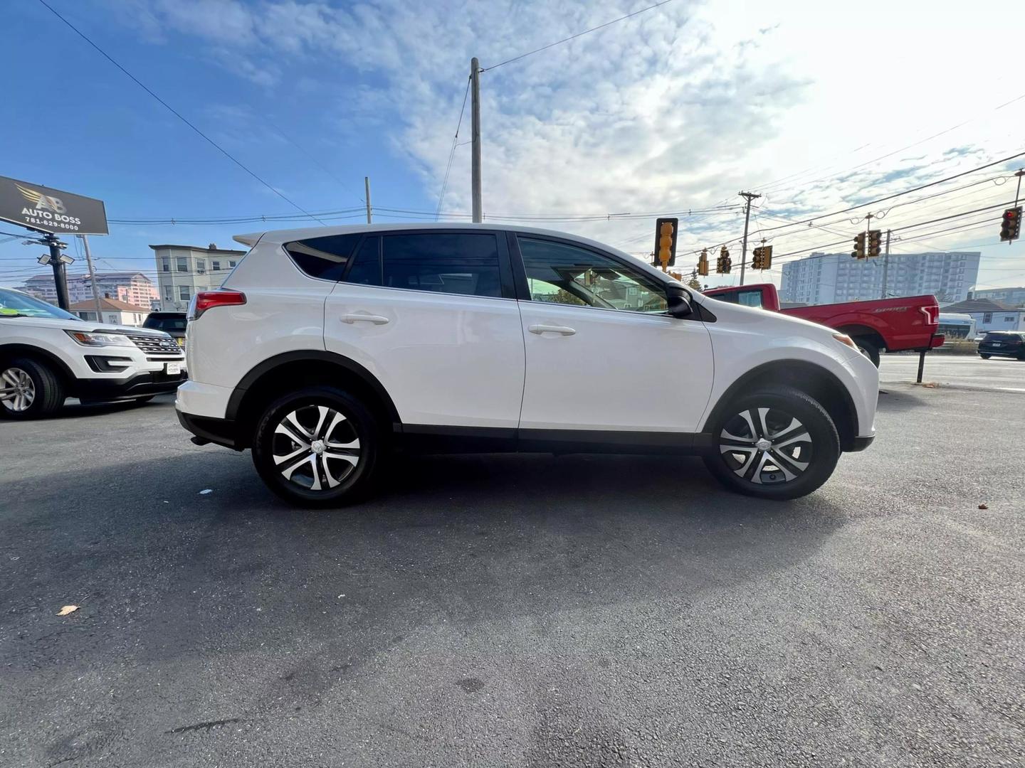 2018 Toyota RAV4 LE photo 4