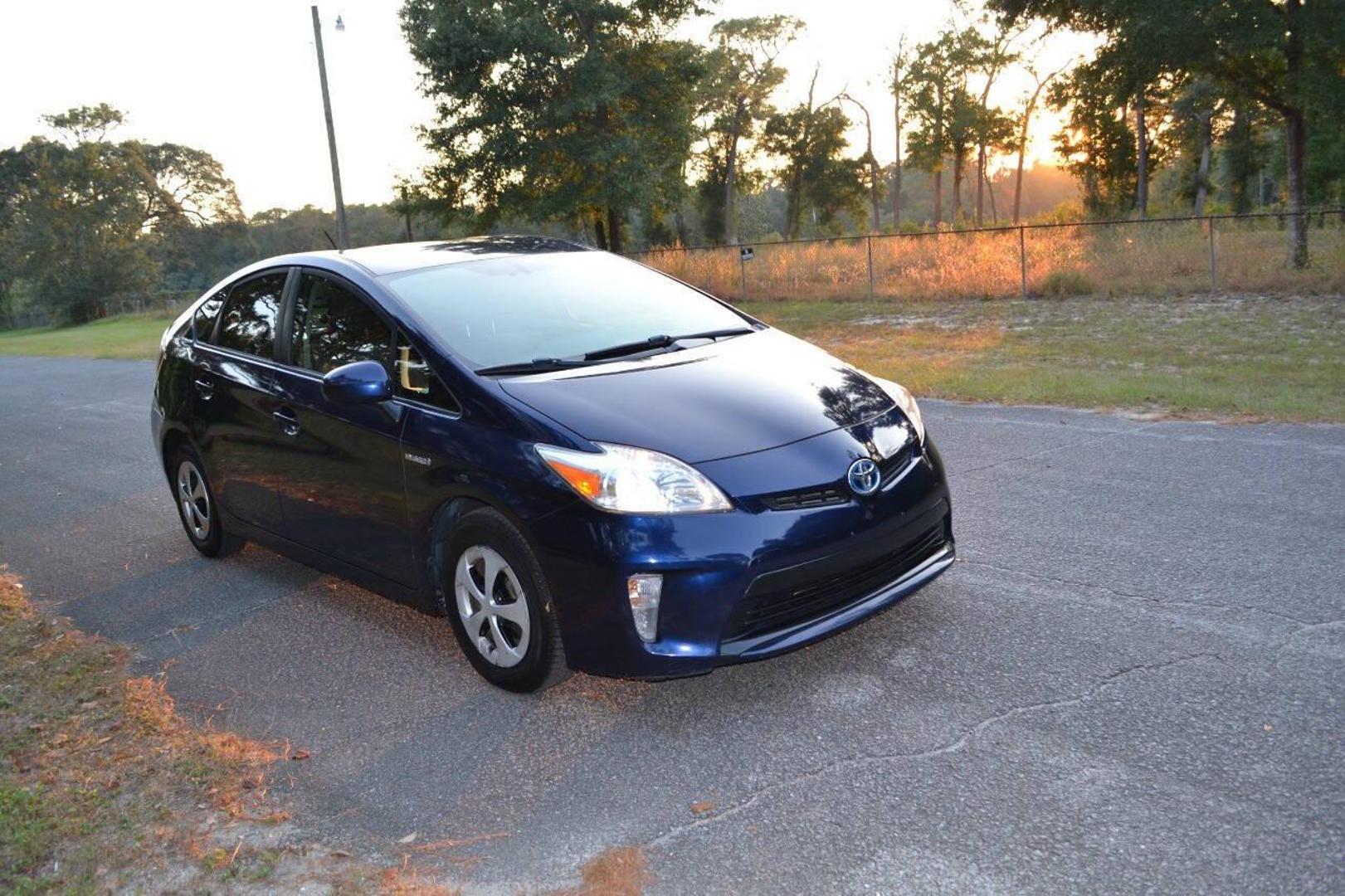 2014 Toyota Prius Four photo 32