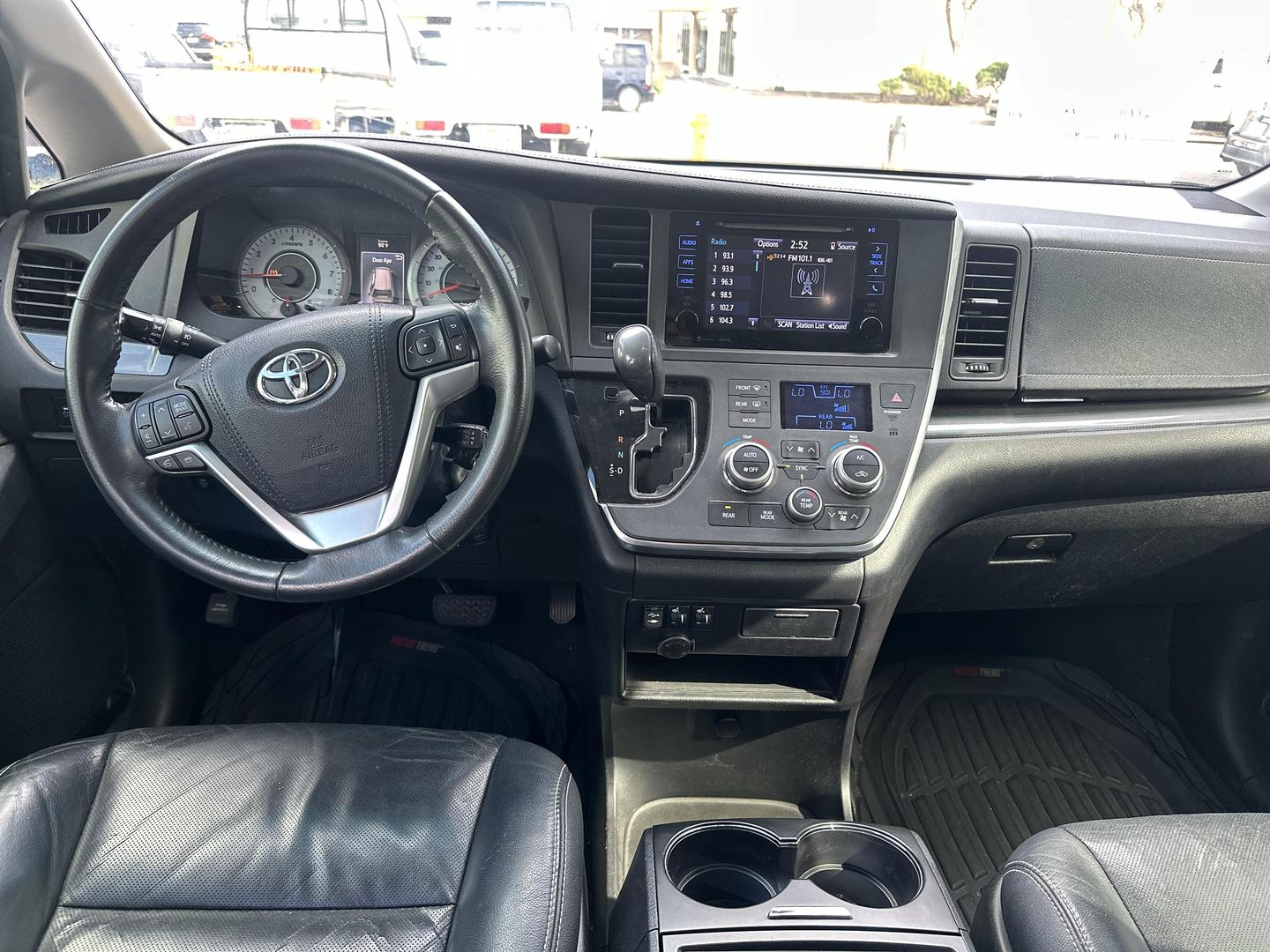 2016 Toyota Sienna SE photo 12