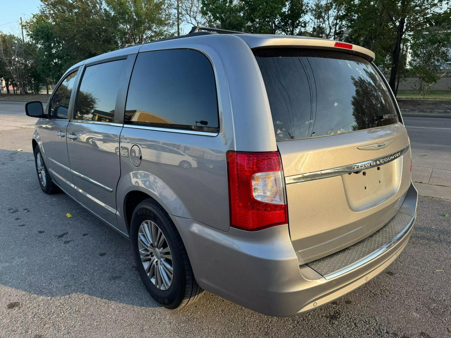 2014 Chrysler Town & Country Touring-L photo 13