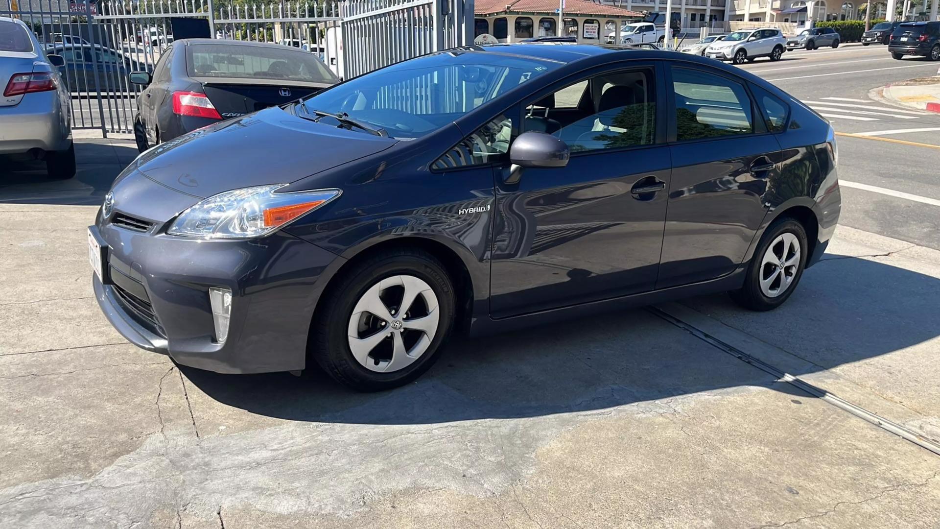 2014 Toyota Prius Four photo 8