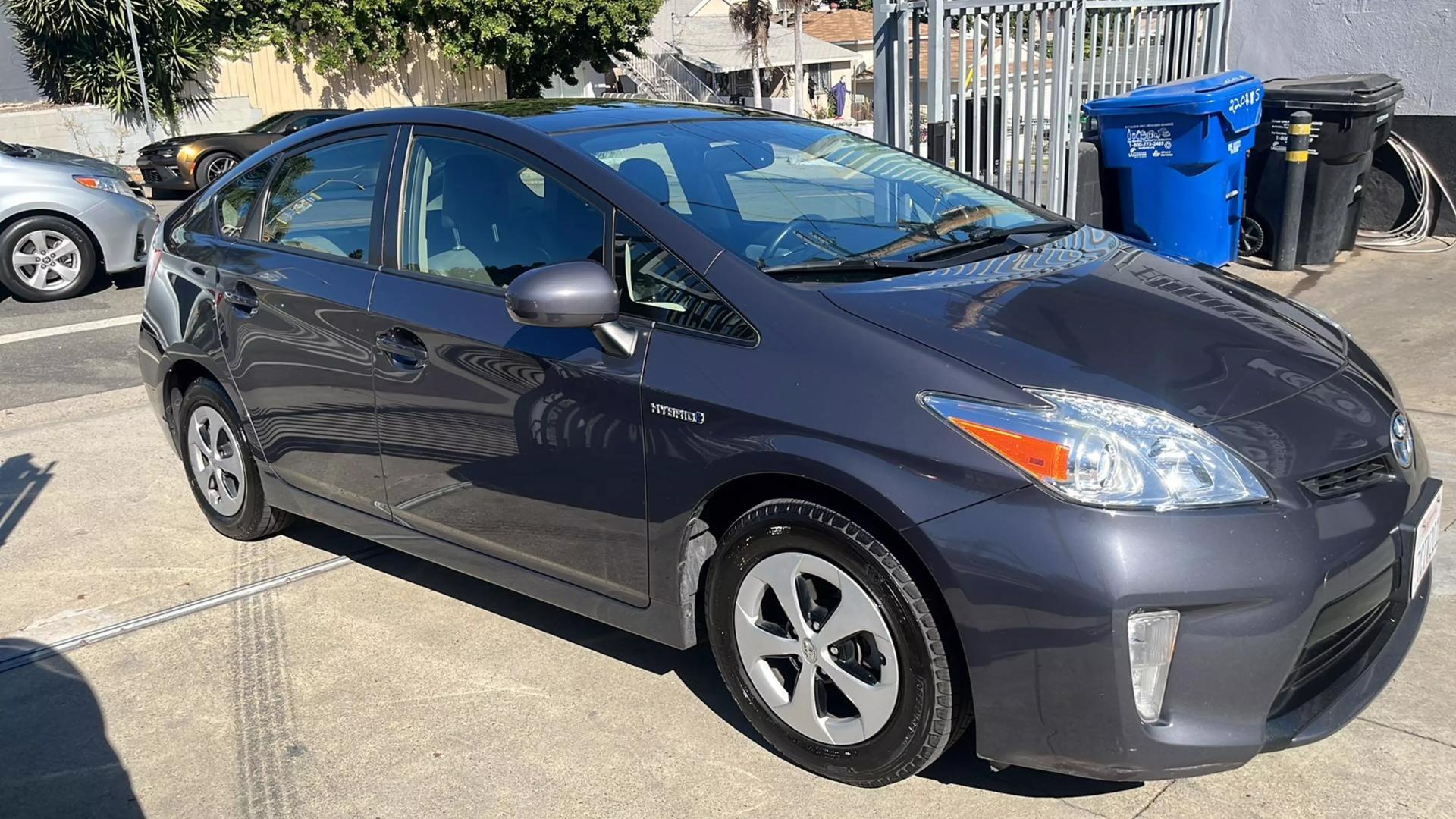 2014 Toyota Prius Four photo 4