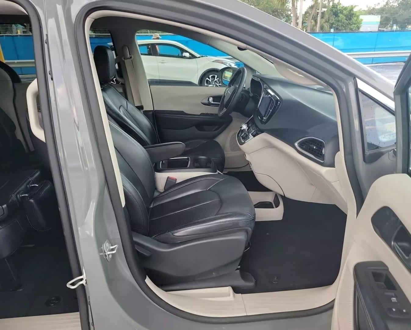 2022 Chrysler Pacifica Touring L photo 7