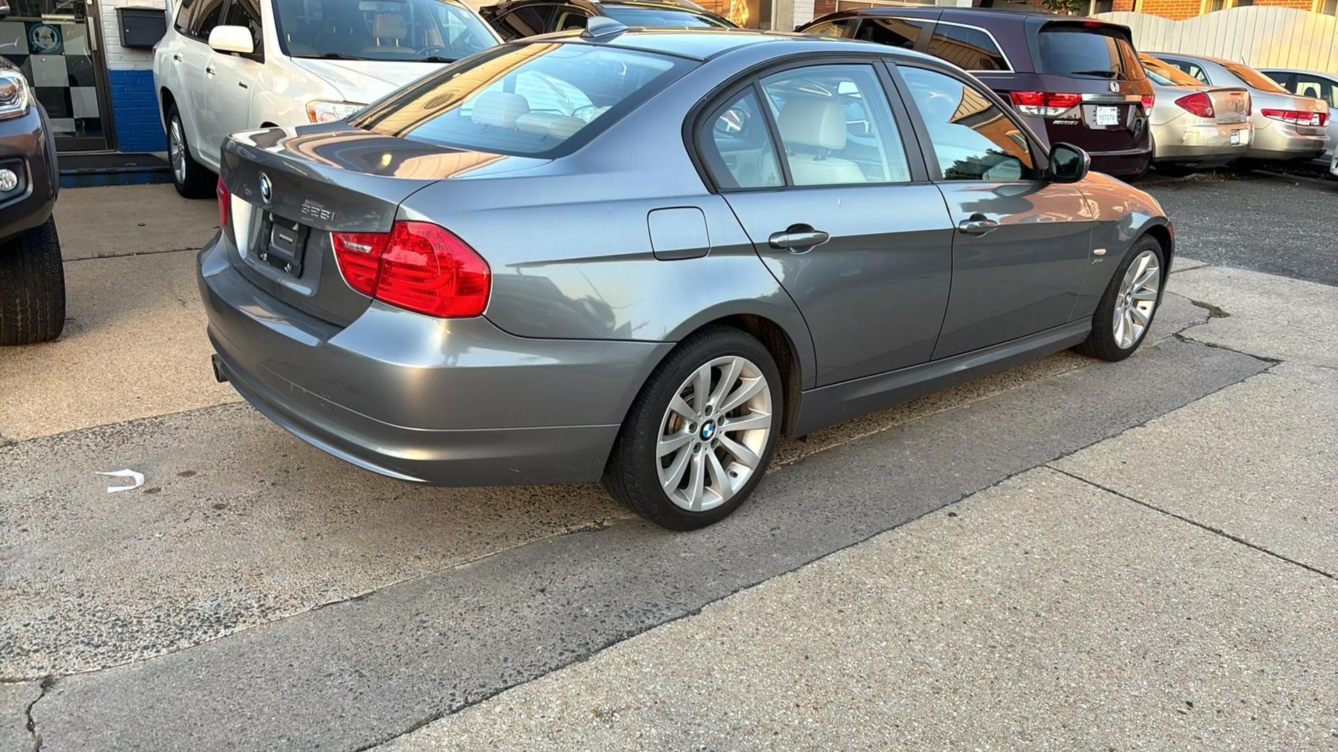 2011 BMW 3 Series 328i photo 12