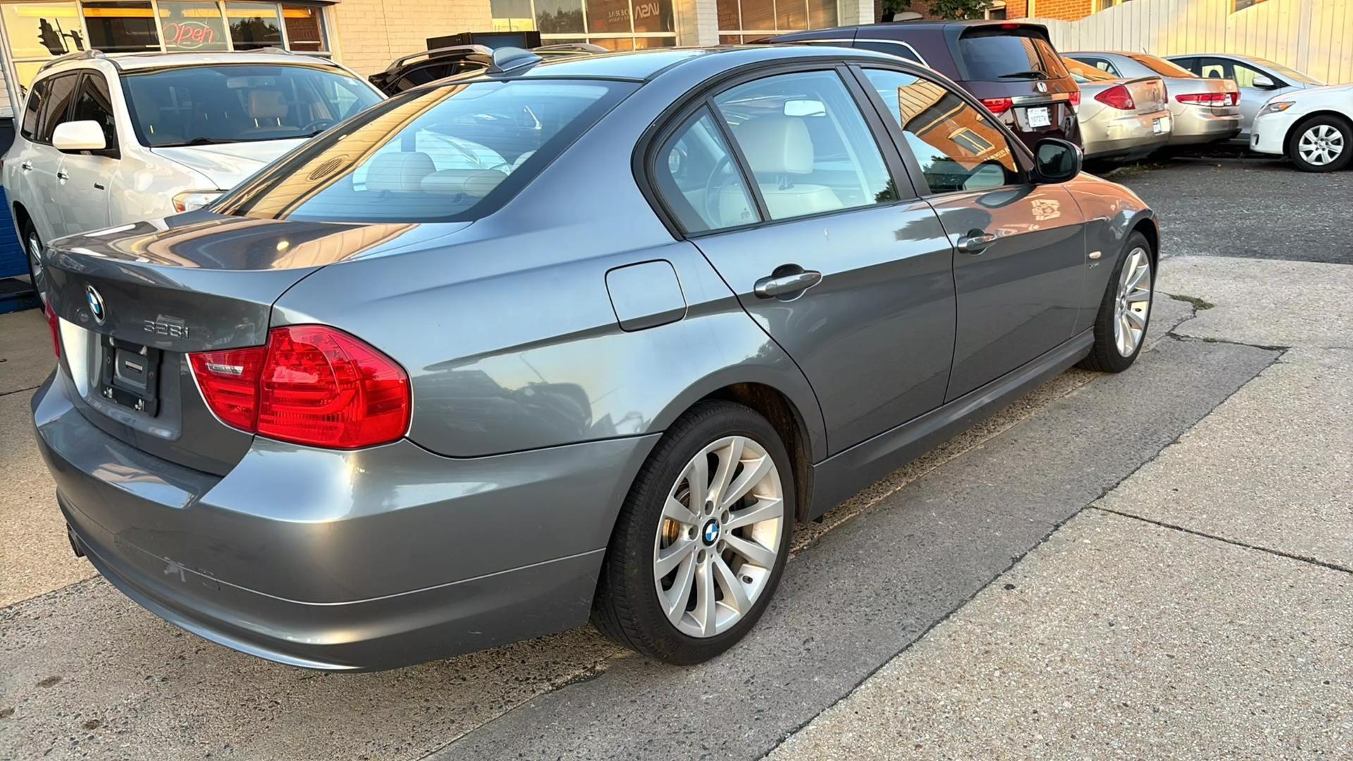 2011 BMW 3 Series 328i photo 11