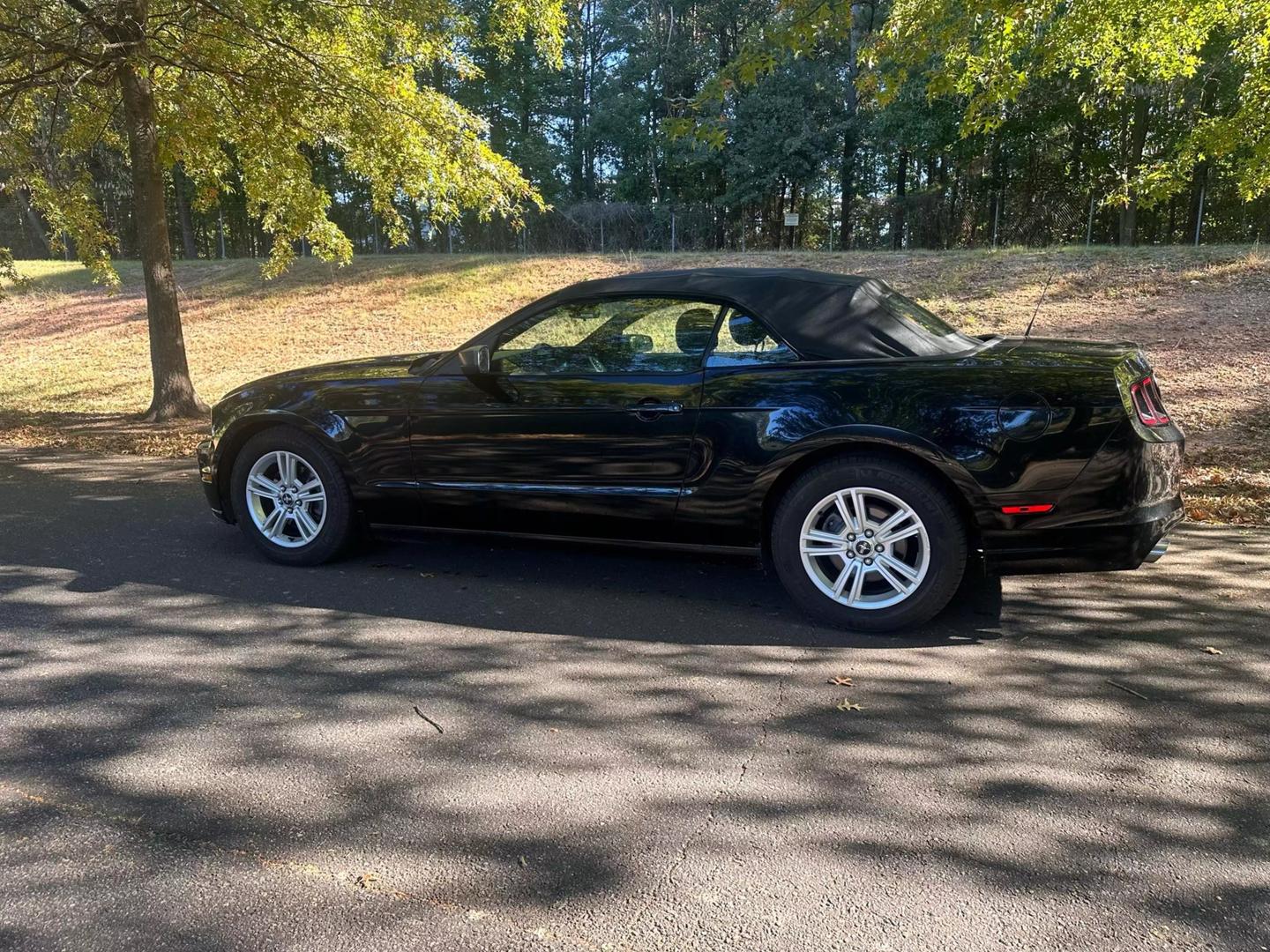 2013 Ford Mustang V6 photo 8