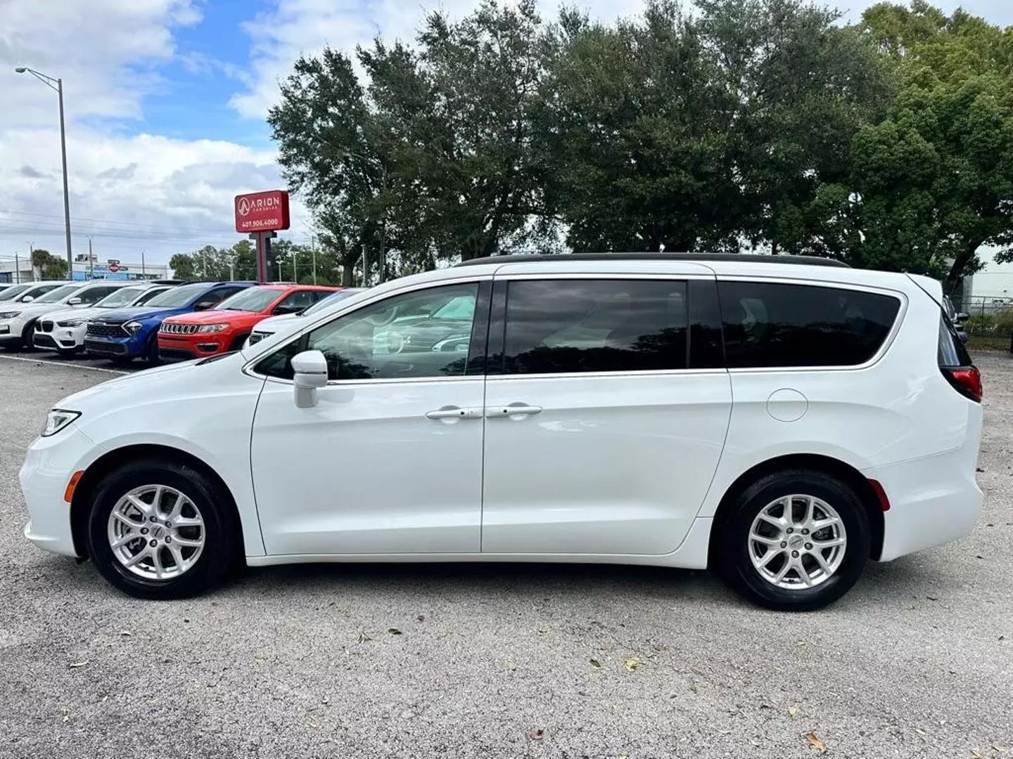 2022 Chrysler Pacifica Touring L photo 3