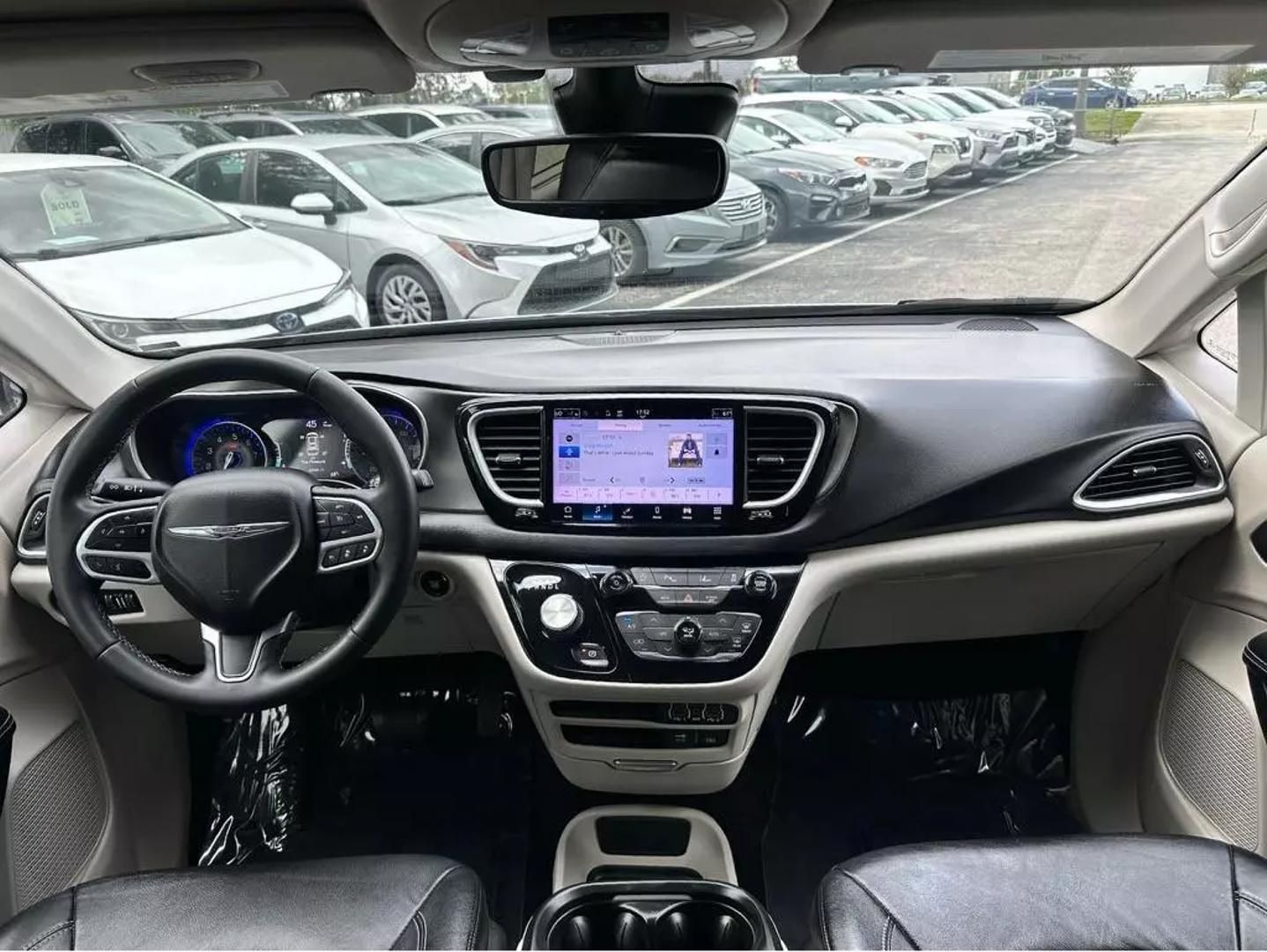 2022 Chrysler Pacifica Touring L photo 16