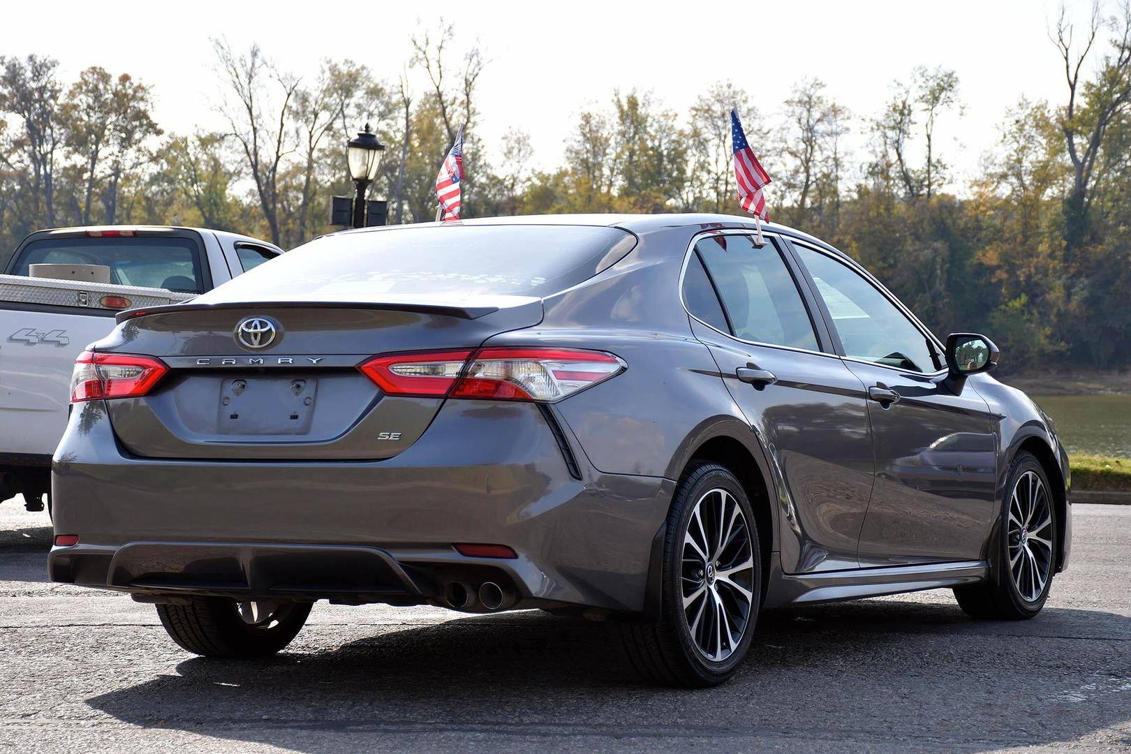 2018 Toyota Camry SE photo 14