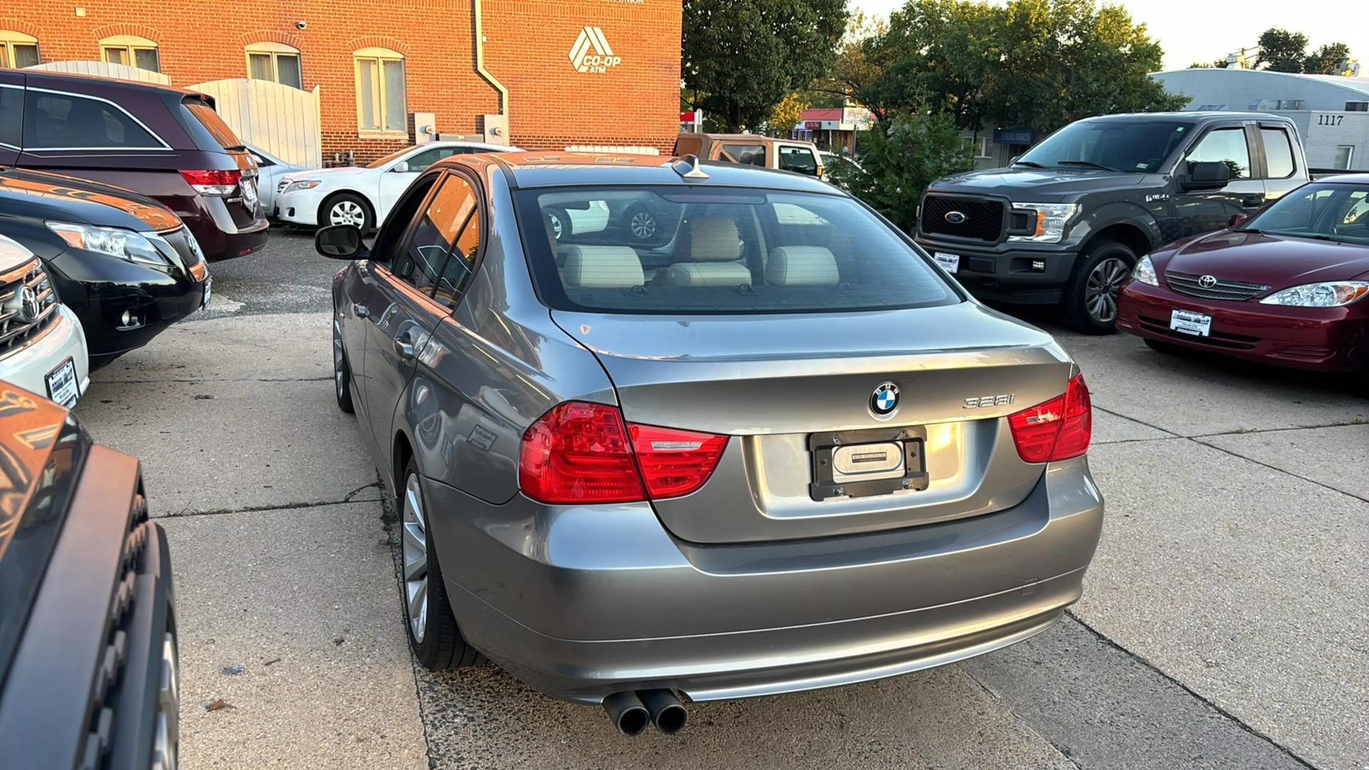 2011 BMW 3 Series 328i photo 17