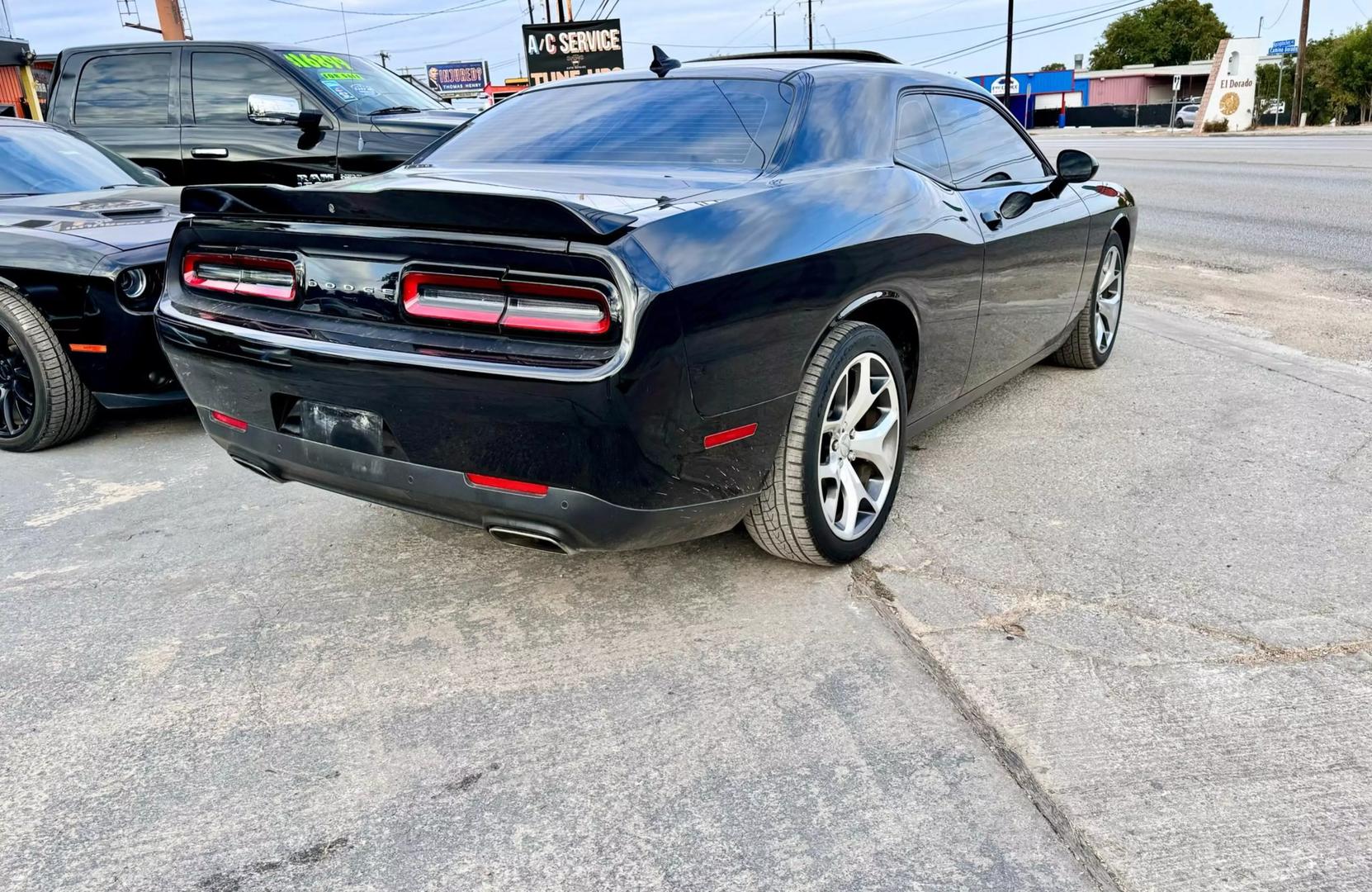 2016 Dodge Challenger SXT photo 4