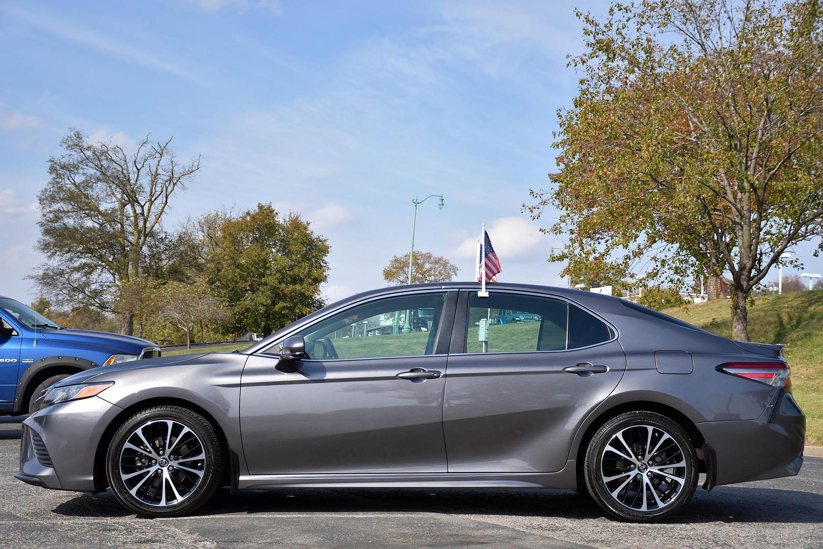 2018 Toyota Camry SE photo 8