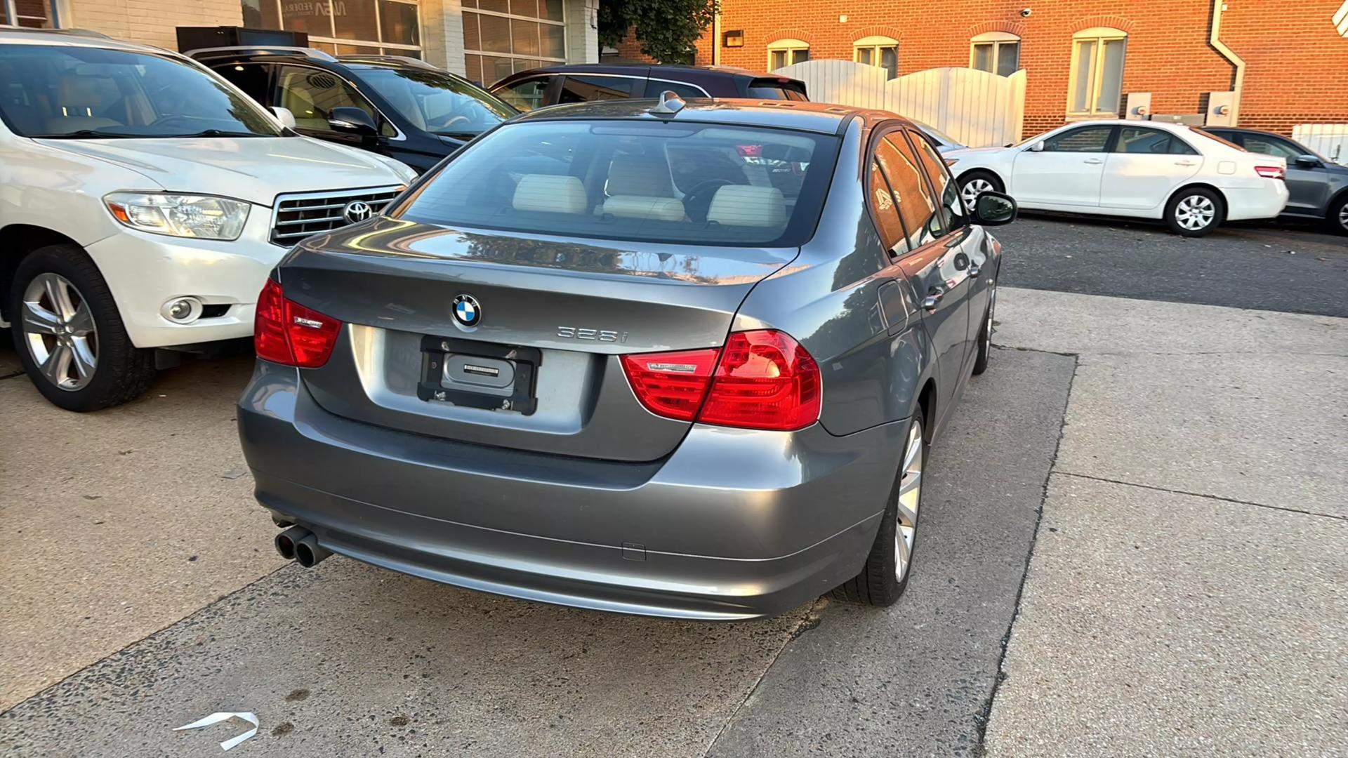 2011 BMW 3 Series 328i photo 14