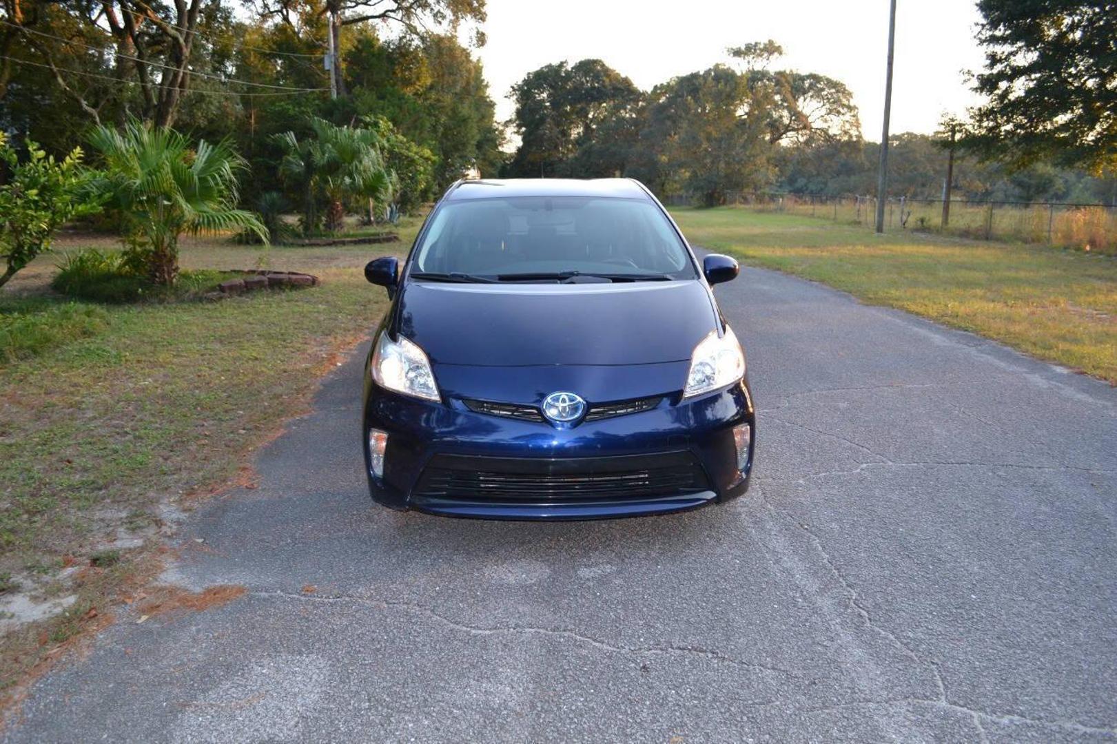 2014 Toyota Prius Four photo 3