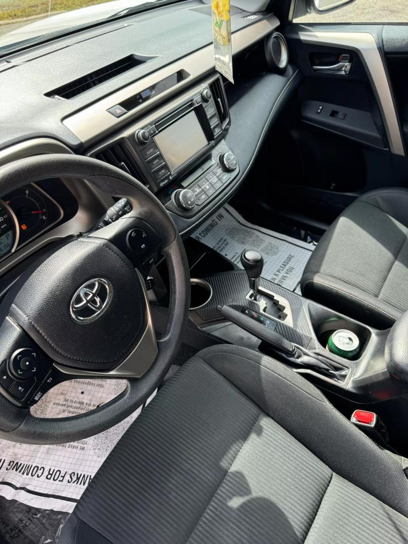 2015 Toyota RAV4 XLE photo 9