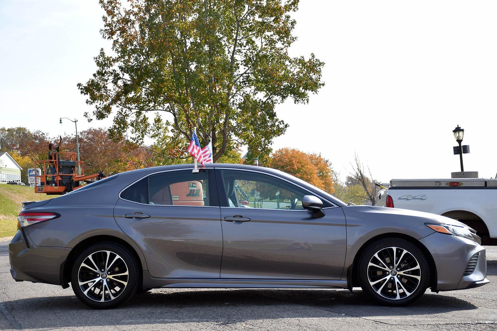 2018 Toyota Camry SE photo 15