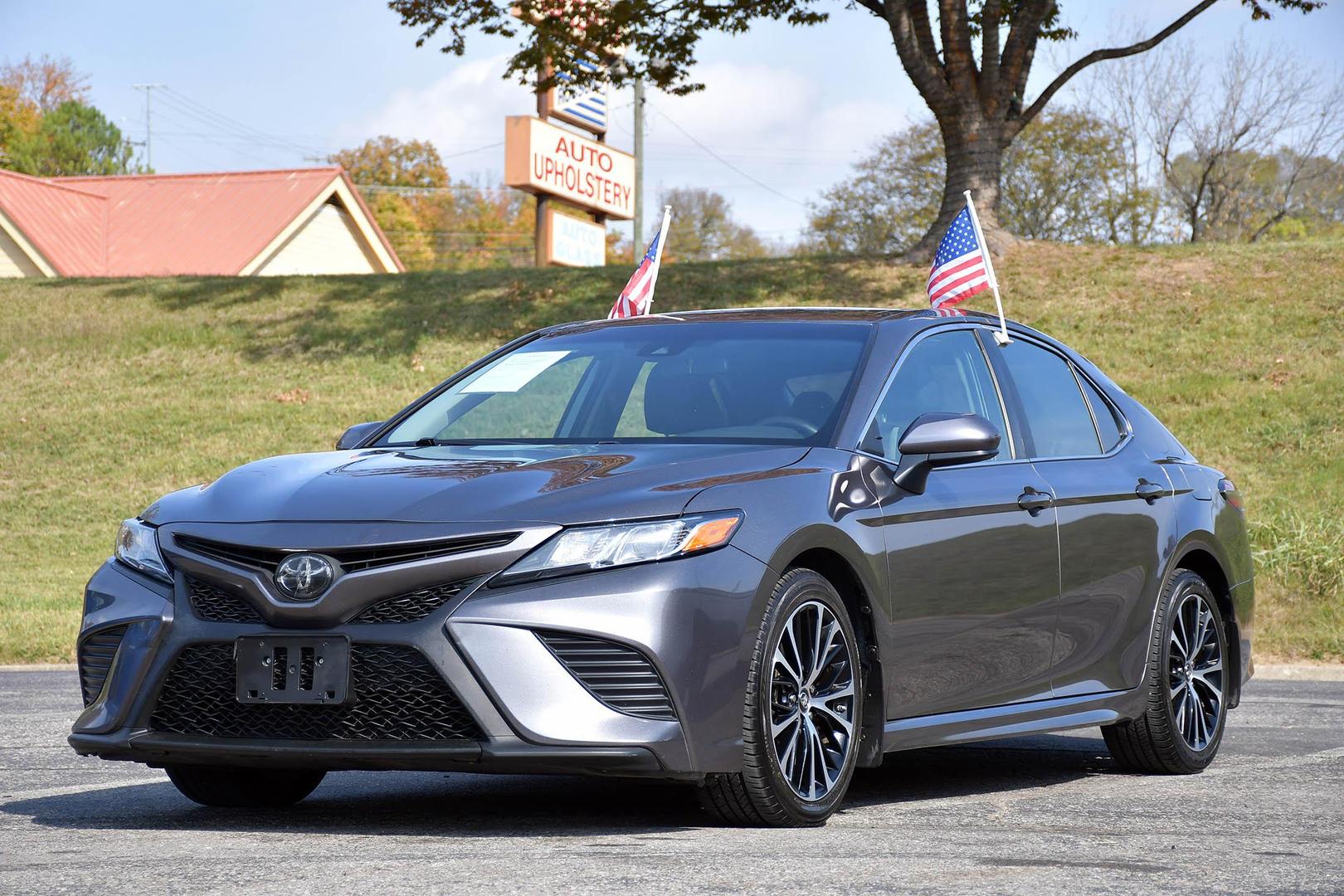 2018 Toyota Camry SE photo 6