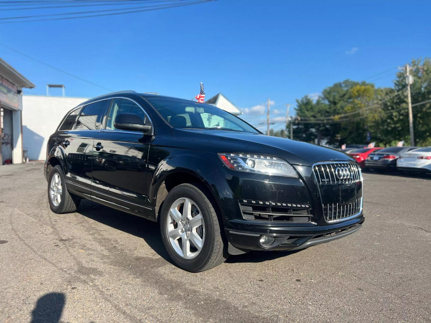 2015 Audi Q7, luxury SUV with a sleek design, bold grille, and elegant lines, showcasing sophistication and performance.