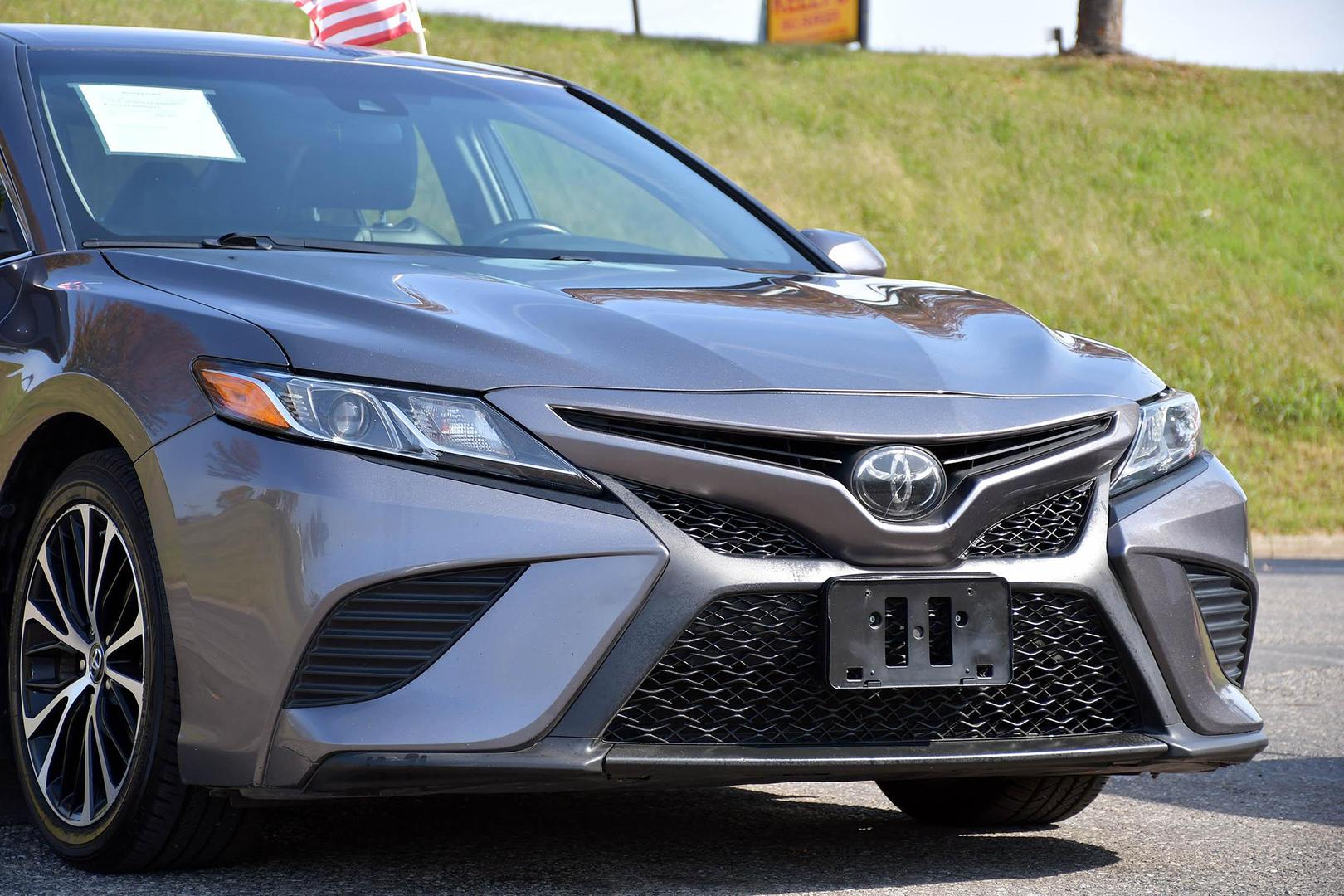 2018 Toyota Camry SE photo 2