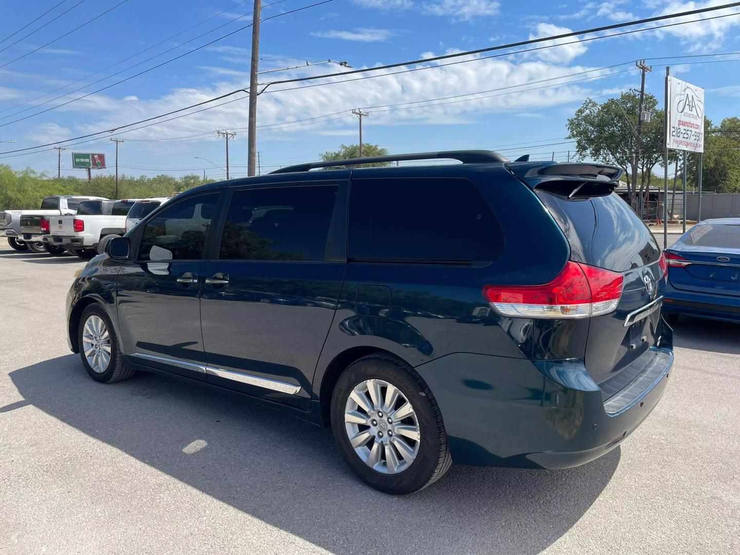 2011 Toyota Sienna XLE photo 3