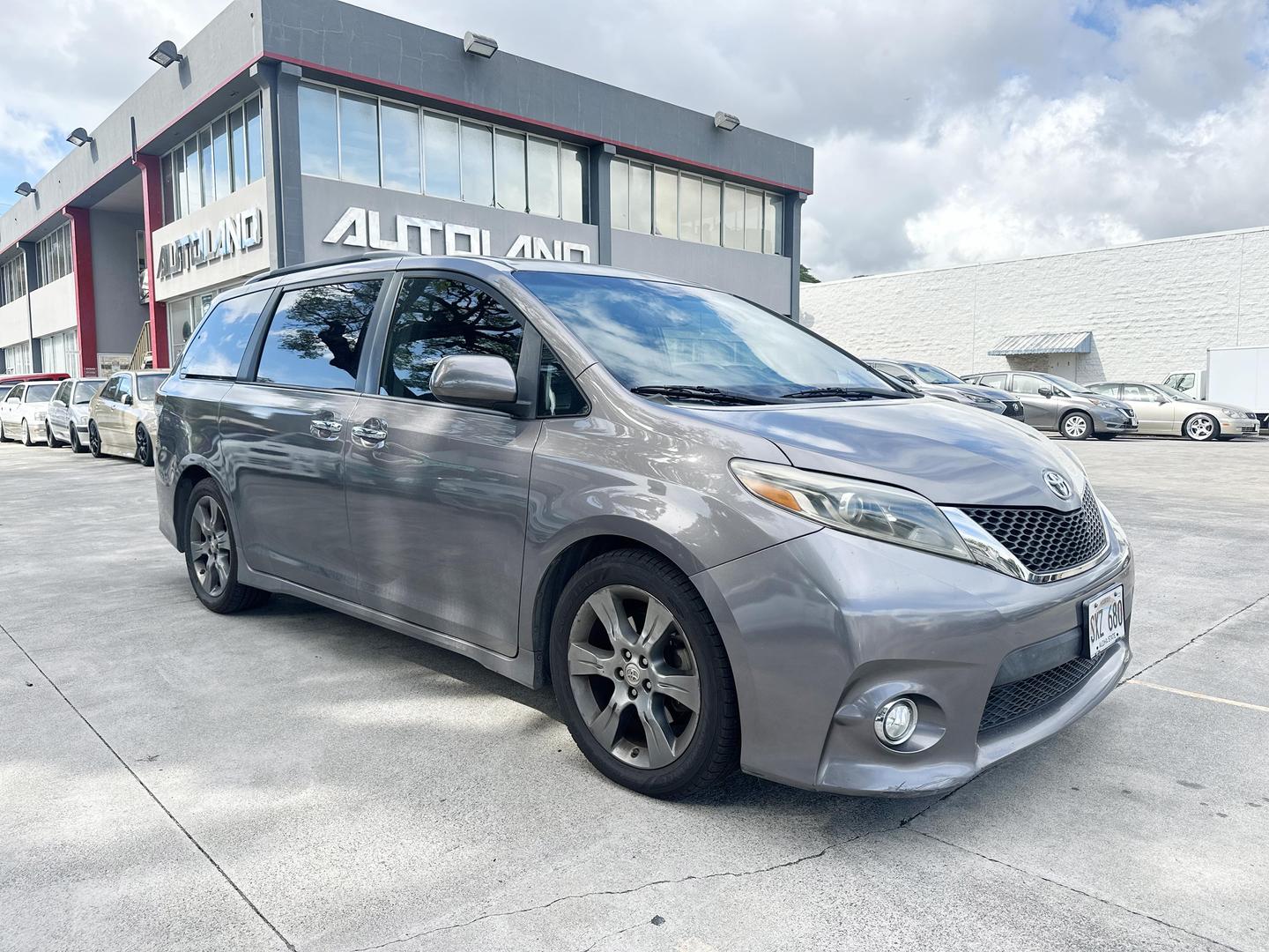 2016 Toyota Sienna SE photo 2