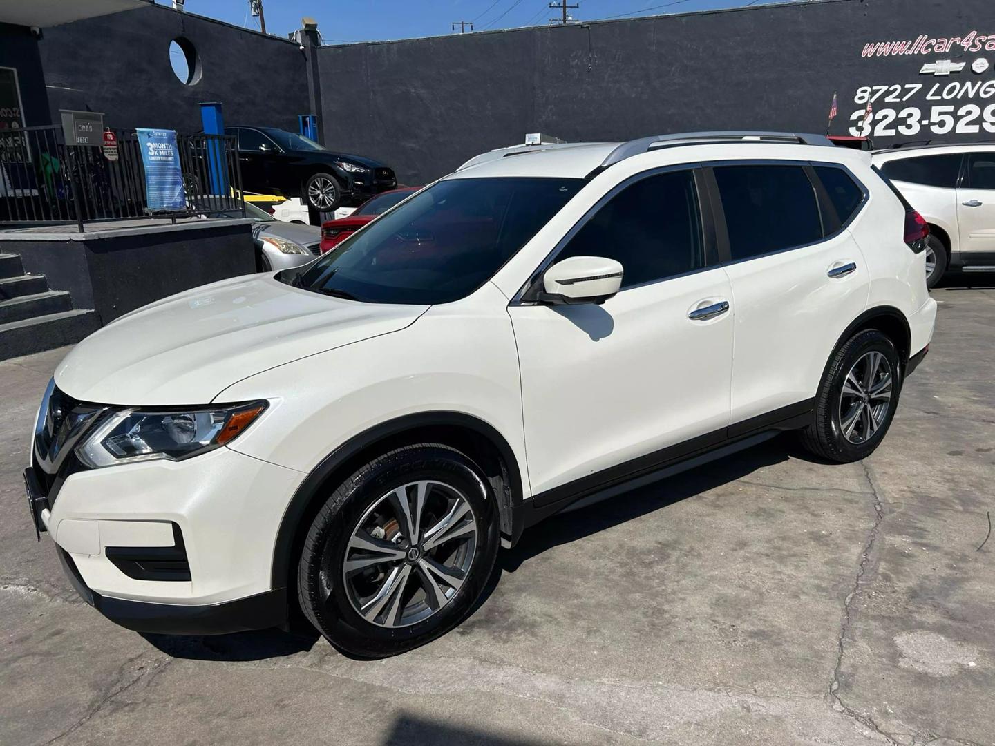 2019 Nissan Rogue SV photo 2