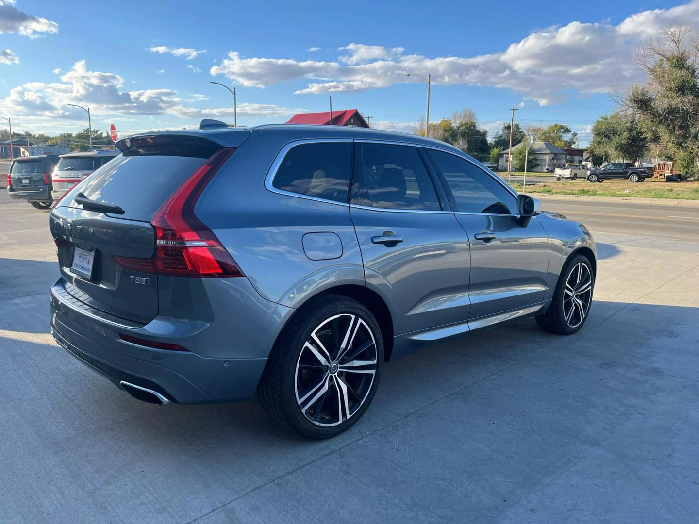 2019 Volvo XC60 R-Design photo 4