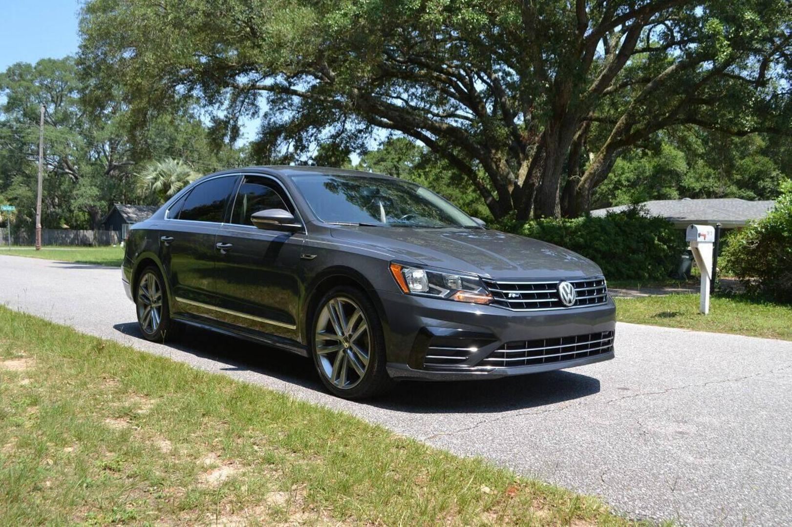 2017 Volkswagen Passat R-Line photo 9