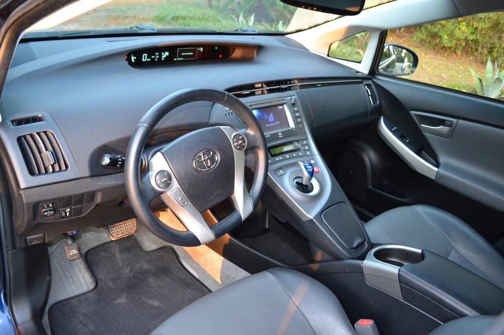 2014 Toyota Prius Four photo 11