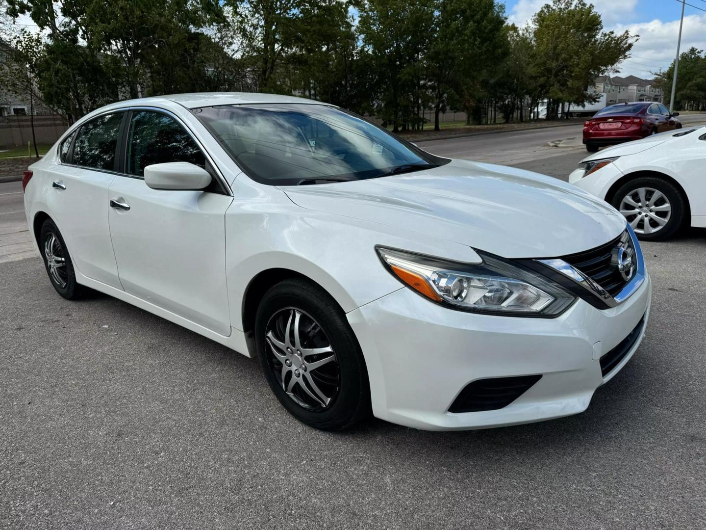 2016 Nissan Altima S photo 2