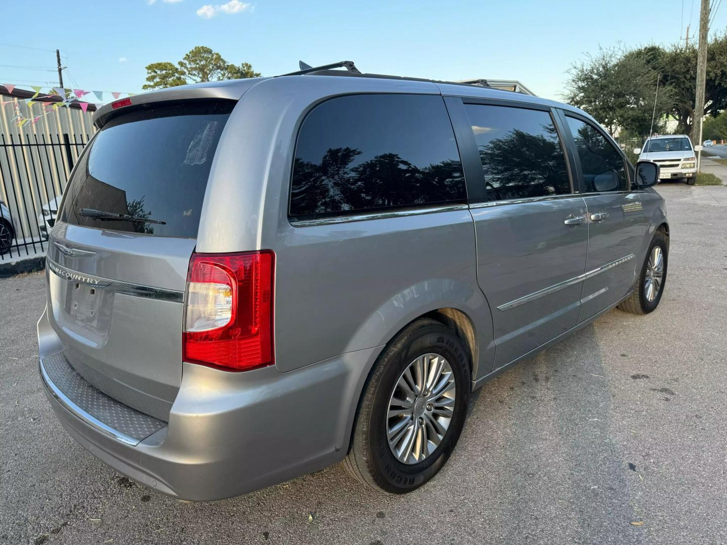 2014 Chrysler Town & Country Touring-L photo 14