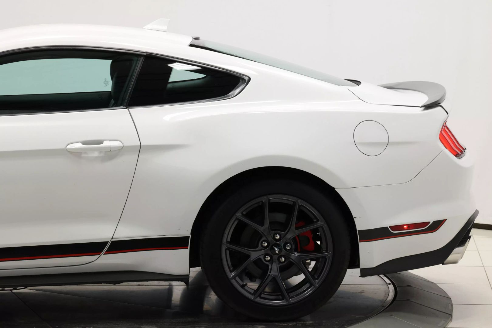 2022 Ford Mustang - Image 8