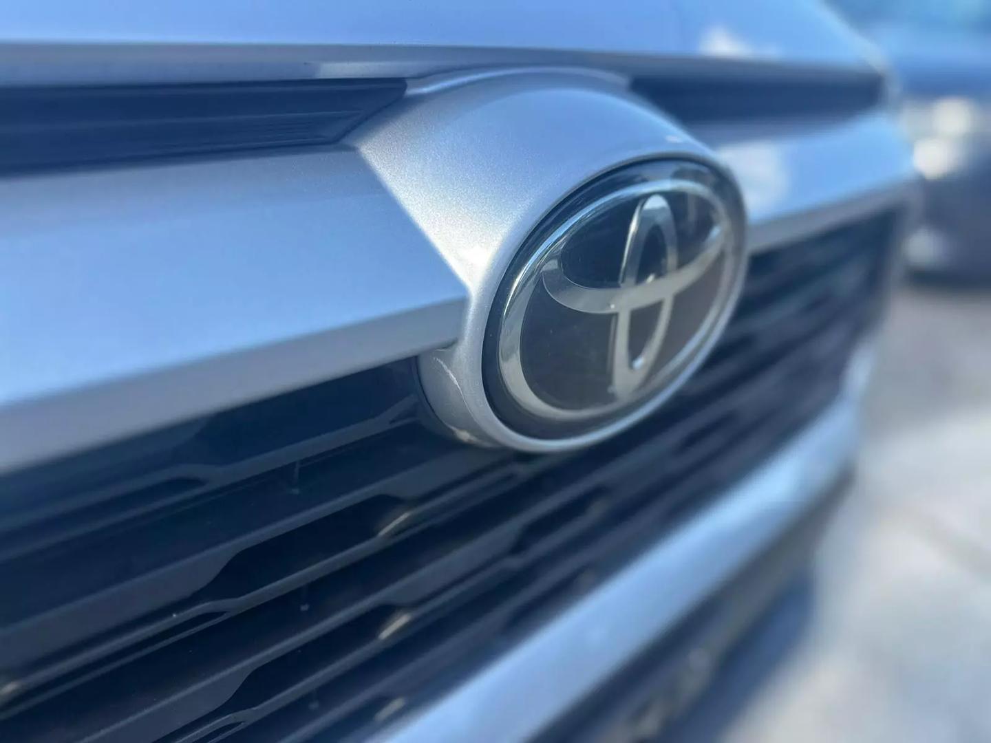 2019 Toyota RAV4 LE photo 3