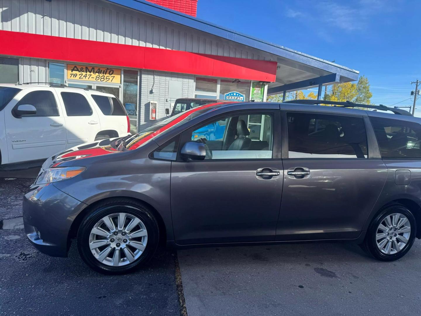 2012 Toyota Sienna XLE photo 4