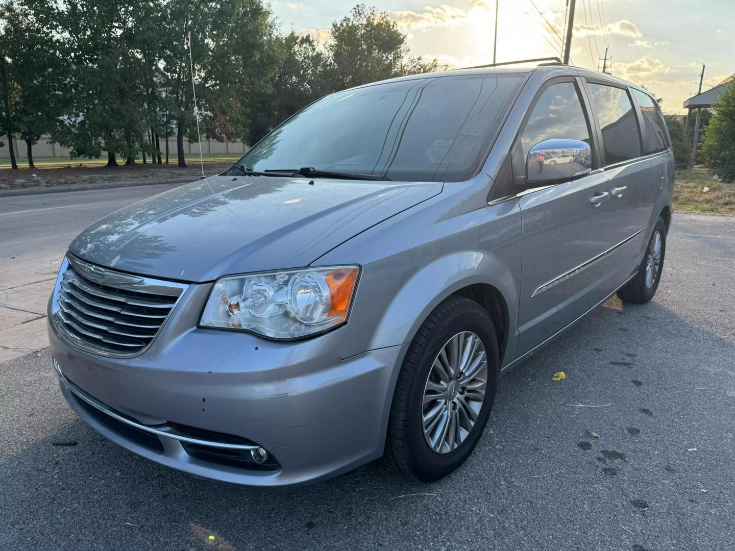 2014 Chrysler Town & Country Touring-L photo 3