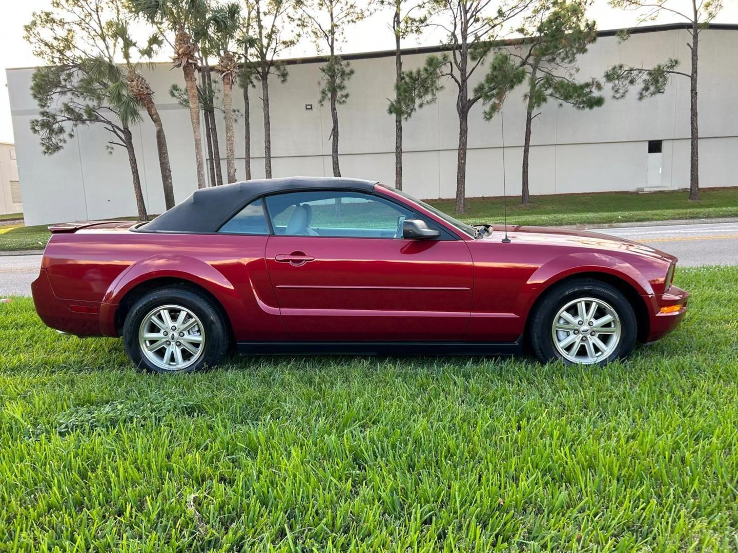 2007 Ford Mustang Premium photo 15