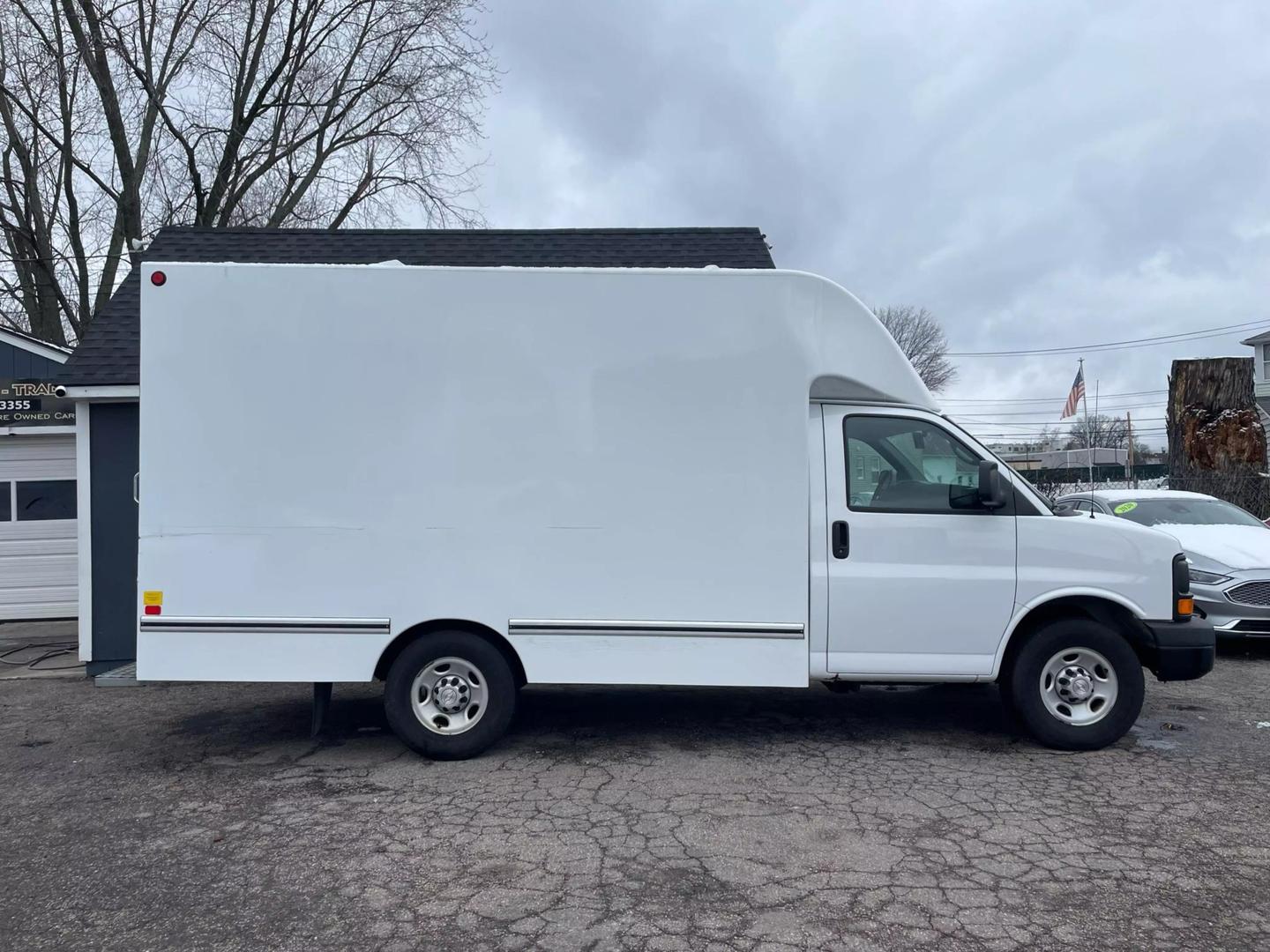 2018 Chevrolet Express Cutaway Base photo 2