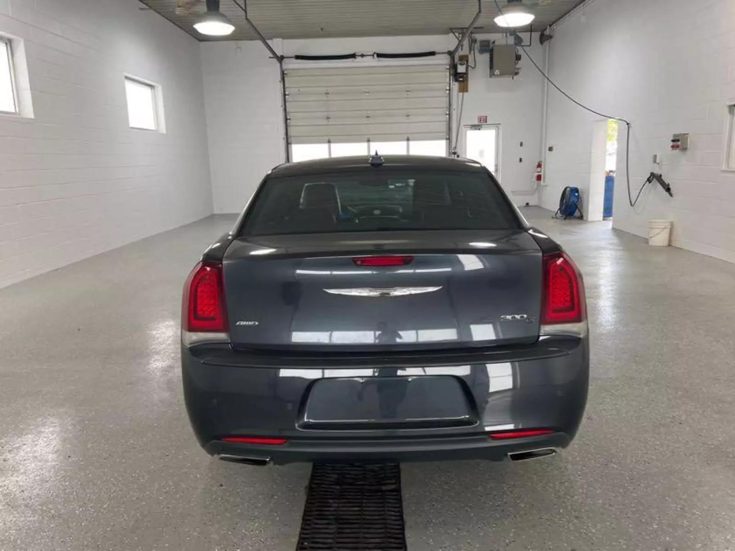 2016 Chrysler 300 S photo 11