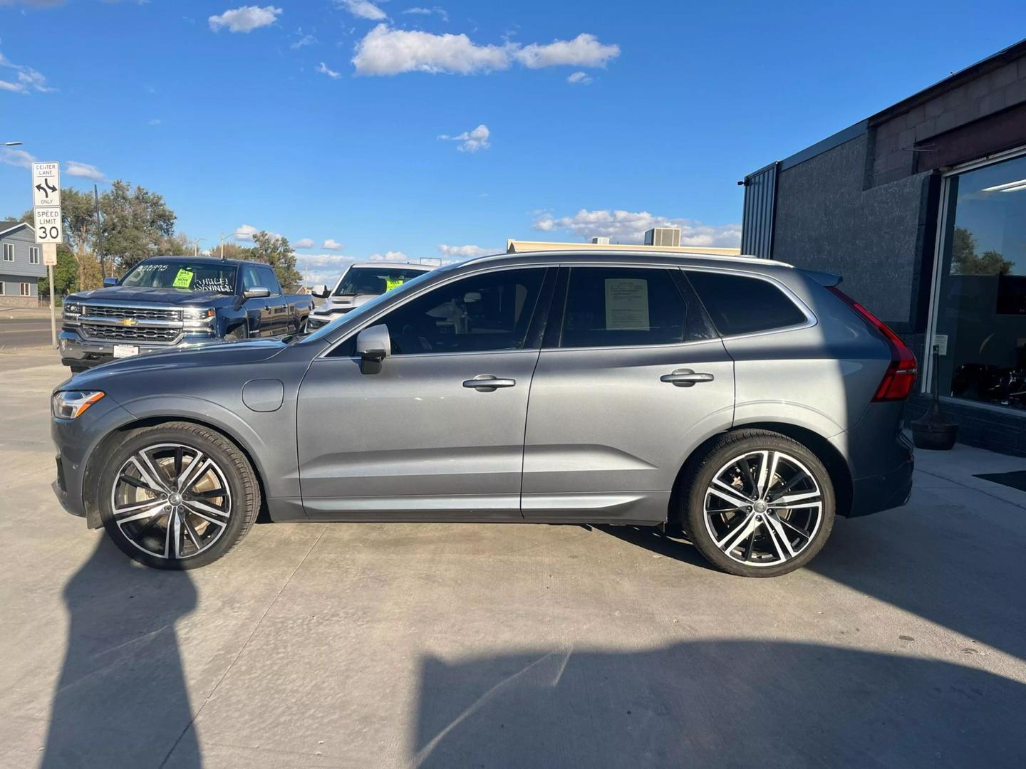 2019 Volvo XC60 R-Design photo 2