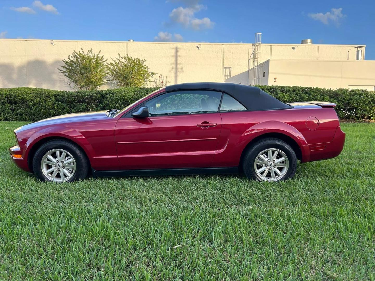 2007 Ford Mustang Premium photo 16