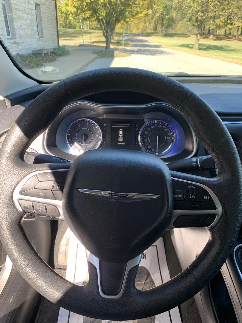 2015 Chrysler 200 Limited photo 13